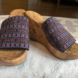 Cork pattern wedge sandal